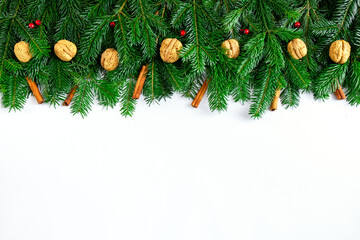Gałązki jodły ozdobione orzechami i laskami cynamonu. Bożonarodzeniowe tło - obrazy, fototapety, plakaty