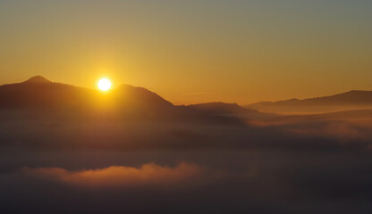 Wschód słońca za górami w Pieninach i morze mgieł. © Adam Sadlak