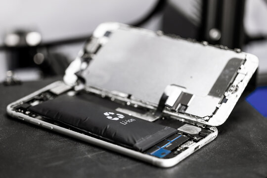 Swollen lithium polymer battery in smartphone, explosive smartphone