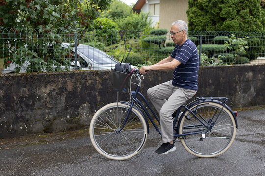 senior man riding bicycle, commute by bike шт сшен