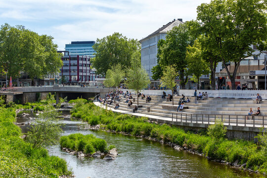 Ein Flussflie&szlig;t durch die Innenstadt