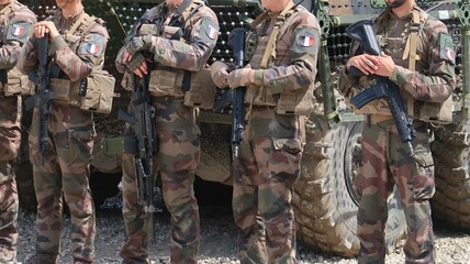 Fototapeta Groupe de soldats français de l’armée de terre, en treillis militaire et armés de fusils d’assaut (France) obraz