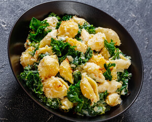 cheesy baked pasta with green leafy kale