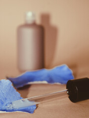 Pipeta de serum sobre fondo liso. Hoja azul natural productos vegan. 