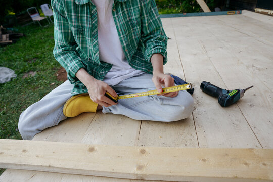 The hands of a carpenter's woman hold a roulette wheel in their 