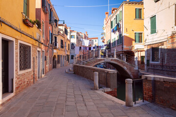 Fototapeta na wymiar Traditional Venetian houses along the canal on a sunny day.