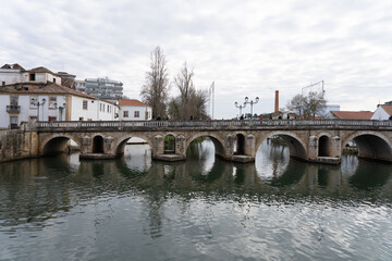 Fototapeta premium Um das pontes mais características de Tomar com os seus arcos