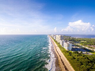 Obraz premium Scenic view of the beautiful Jensen beach in Florida on a summer day