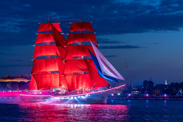 A ship with scarlet sails. Floats along the Neva River in the city of St. Petersburg. A celebration dedicated to school graduates. - 546716611
