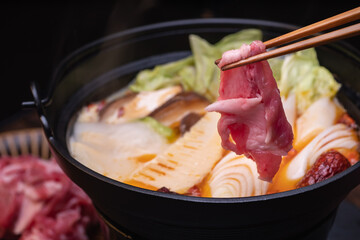 香辛料がたくさん入った薬膳料理の火鍋、ラム肉を添えて。