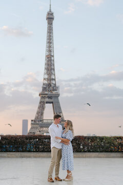romantic couple bu Eiffel tower