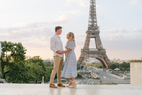 romantic couple by Eiffel tower