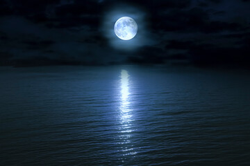 Naklejka na ściany i meble 満月の月光に照らされた暗い海・海面　月見・十五夜　