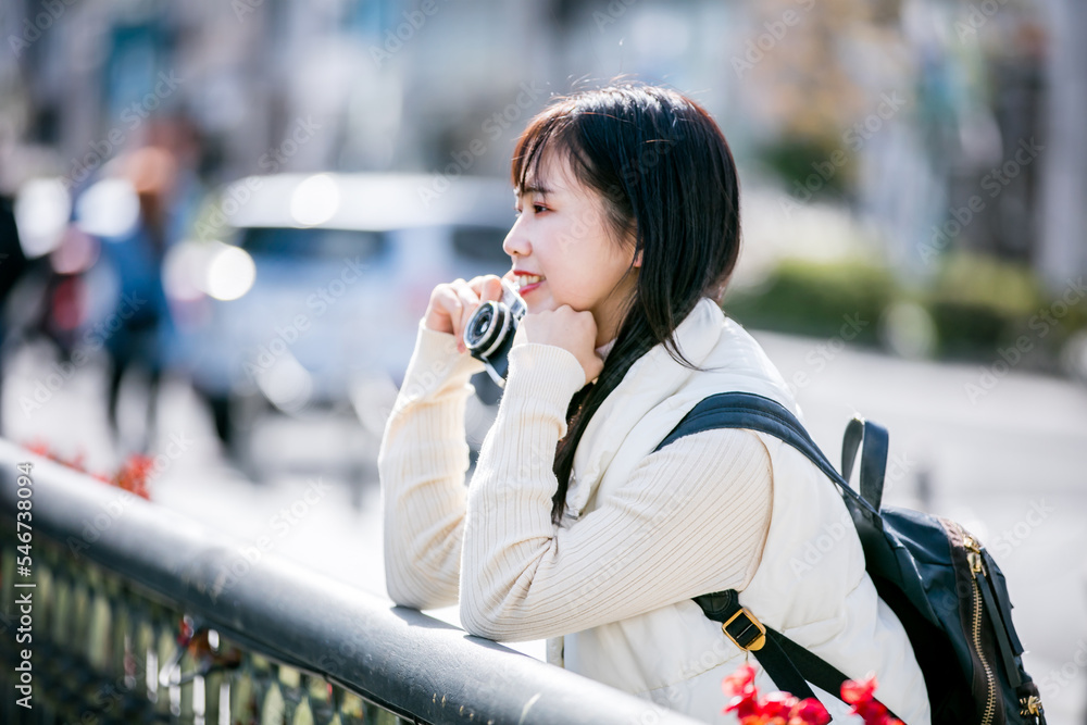 Poster カメラを持った笑顔の女性　camera