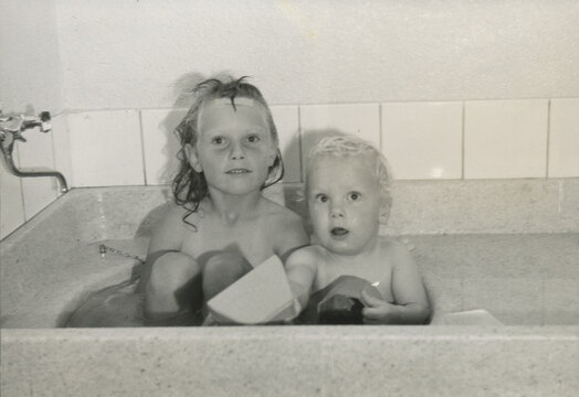 two children in bathtub
