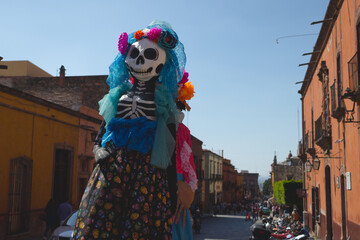 Naklejka premium A catrina is walking the Streets of San Miguel de Allende , México.
