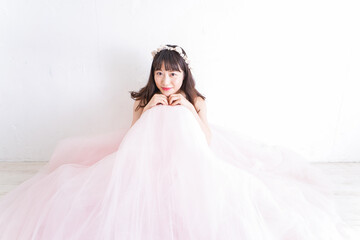 Fototapeta premium ピンクのドレスを着た花嫁