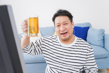 オンライン飲み会をする中年の男性