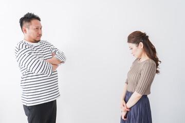 夫婦喧嘩をする若い夫婦