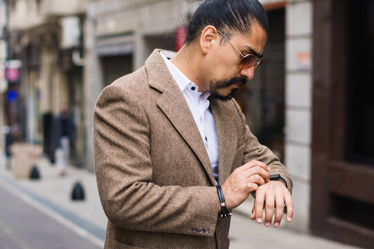 Entrepreneur using smart watch
