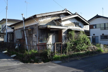 老朽化した住宅街の空き家