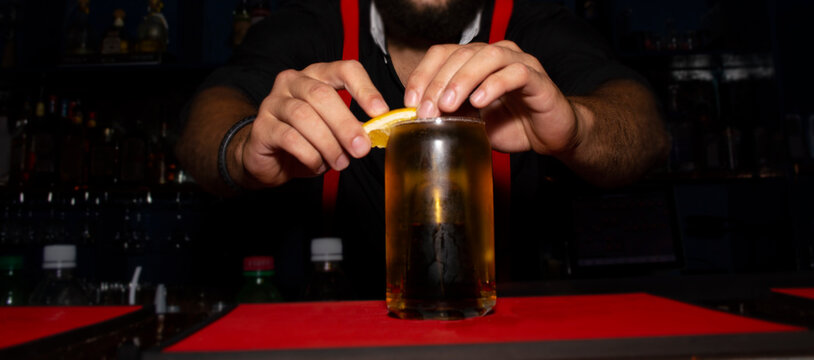 barman sirviendo bebida en un bar