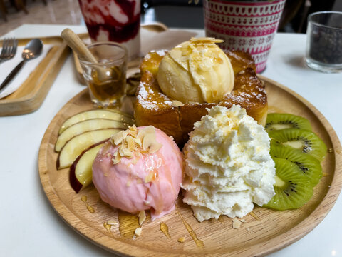 honey toast, sweet dessert in cafe