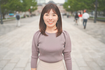正面を向いて微笑む女性
