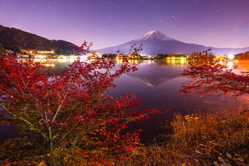 富士山と紅葉の夜景