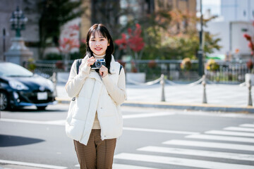 Fototapeta premium カメラを持った笑顔の女性 camera