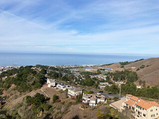 Obraz premium Scenic aerial view of Sharp Park residential neighborhood in Pacifica, California from Pacifica Vista Point at Sharp Park Road.
