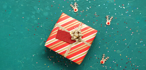 Fototapeta premium Beautiful Christmas gift on color background
