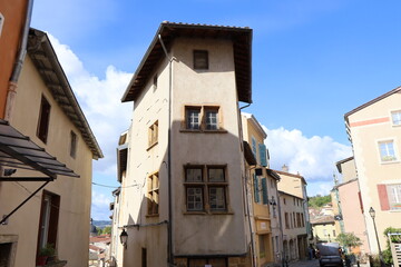 Fototapeta na wymiar Bâtiment typique, vue de l'extérieur, village de Trévoux, département de l'Ain, France