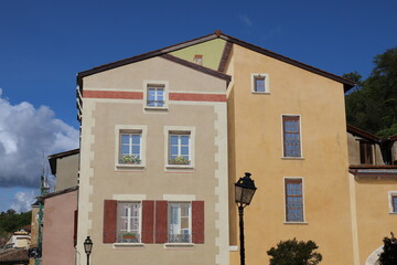 Fototapeta na wymiar Bâtiment typique, vue de l'extérieur, village de Trévoux, département de l'Ain, France