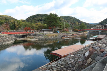 A Japanese tourist spot : a scene of Nakano-shima Island and excursion boats and Uji-gawa River flowing through Uji City in Kyoto Prefecture 日本の観光地：中の島と観光ボートと宇治市を流れる宇治川の風景　