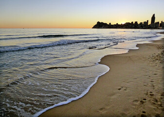 Benidorm. Vistas de la playa de poniente. Atardecer y orilla.
