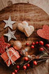 Weihnachten - liebevolle Dekoration in warmen Tönen mit Rot, Gold und Holz