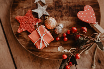 Weihnachten - liebevolle Dekoration in warmen Tönen mit Rot, Gold und Holz