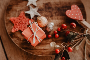 Weihnachten - liebevolle Dekoration in warmen Tönen mit Rot, Gold und Holz