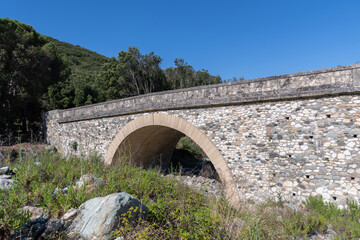 Fototapeta na wymiar Old historic bridge in Corsica