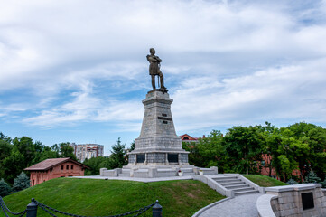 Obraz premium Khabarovsk, Russia, July 10, 2022: Monument to Muravyov-Amursky in the park on the embankment