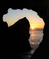 洞窟から見た日の出。