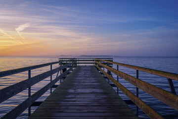 Fototapeta na wymiar Kleine Seebrücke in Born auf dem Darß an der Ostsee zum Sonnenaufgang
