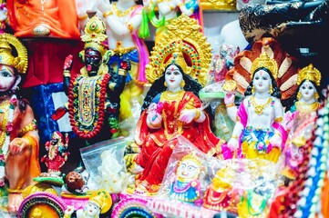 Nahaufnahme von religiösen Statuen hinduistischer Götter zum Verkauf auf einem lokalen Markt