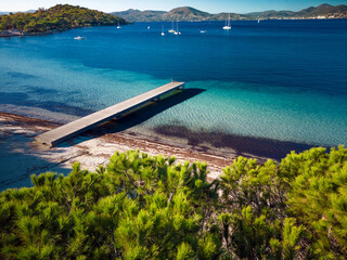 La célèbre plage des Canoubiers à Saint-Tropez en automne