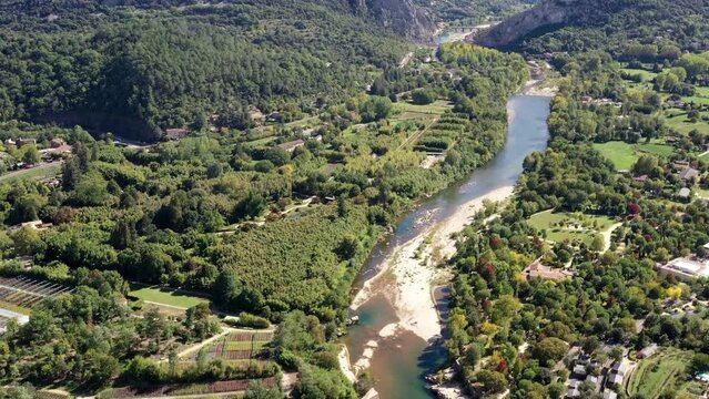 survol des C&eacute;vennes dans le sud de la France (Anduze, Occitanie)