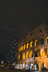 Fototapeta na wymiar Árbol de navidad delante del Coliseo de Roma