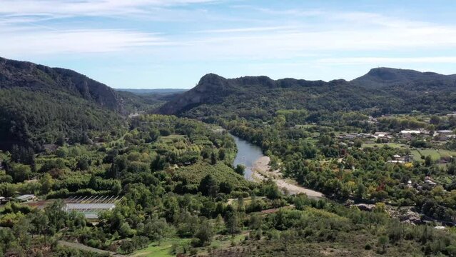 survol des C&eacute;vennes dans le sud de la France (Anduze, Occitanie)