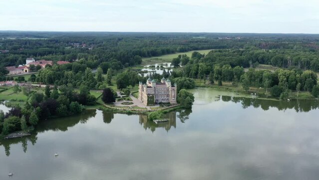 ch&acirc;teau au bord du lac Hj&auml;lmaren en Su&egrave;de pr&egrave;s d'&Ouml;rebro