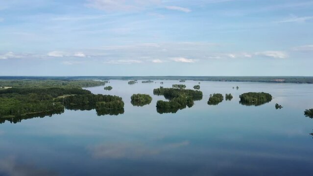 ch&acirc;teau au bord du lac Hj&auml;lmaren en Su&egrave;de pr&egrave;s d'&Ouml;rebro